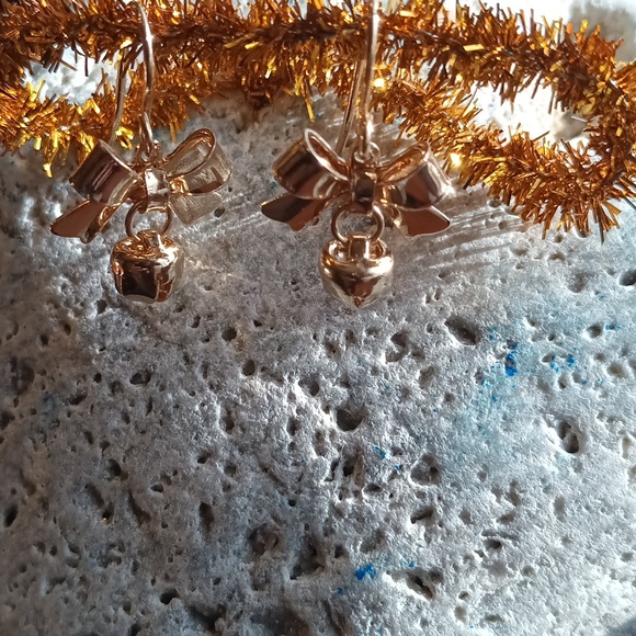 Christmas bow earrings| Holiday Christmas theme earrings NEW - Picture 6 of 6